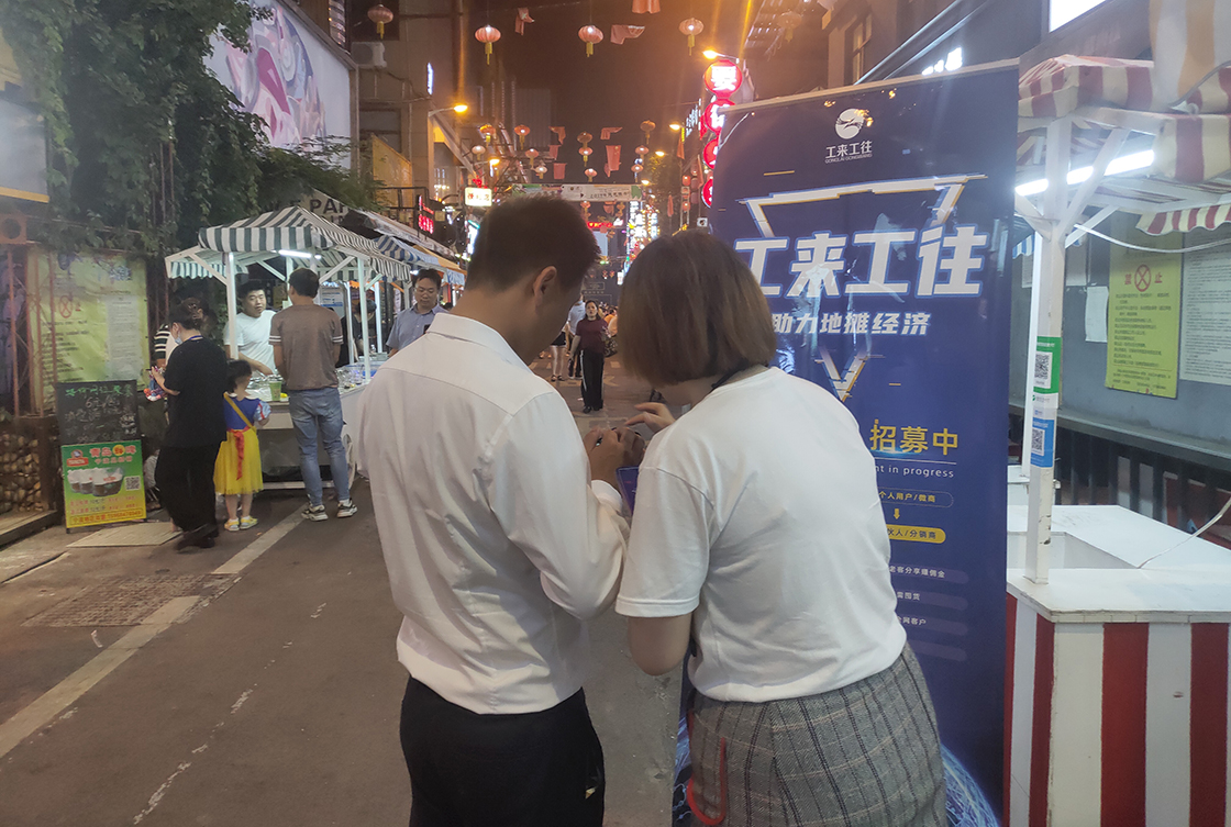 地摊热浪后，幼摊贩该何去何从？